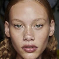 Model mit Sommersprossen
