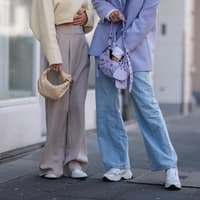 Zwei Frauen mit weißen Sneakern