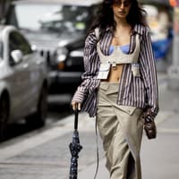 Streetstyle mit cremeweißen Sneakern