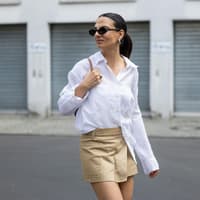 Frau mit weißer Bluse