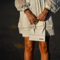 Streetstyle mit weißem Boho-Kleid