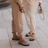 Statt Birkenstock Boston: Stylische Frauen lieben im Sommer 2024 dieses Modell Boston-Sandalen