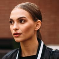 Frau mit langen Wimpern