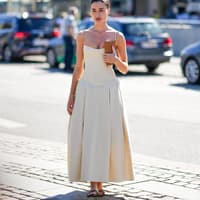 Streetstyle mit cremefarbenem Kleid