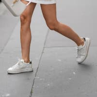 Streetstyle mit weißen Sneakern