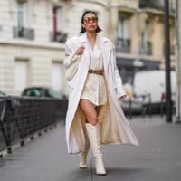 Frau in beigen Cowboystiefelm