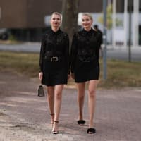 Zwei Damen mit schwarzen Röcken