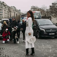 Herbst-Kleider: 7 Modelle aus der neuen Kollektion von Zara Frau im weißen Kleid