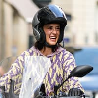 Ich fahre jeden Tag Roller und diese 3 Frisuren eignen sich dabei am besten Ich fahre jeden Tag Roller und diese 3 Frisuren eignen sich dabei am besten