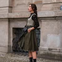 Masha Sedgwick in einem Dirndl mit schwarzer Bluse