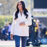 Meghan Markle mit weißen Blazer