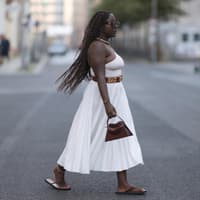Frau mit weißem Rock