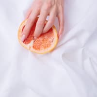 Weibliche Hand Orange