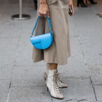 Stiefel Taupe Frau trägt Stiefel in Taupe