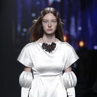 Frau im weißen Gewand