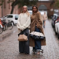 Zwei Frauen mit Pullover und Mantel