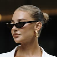 Frau auf der Fashion Week mit schönem Teint