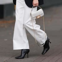 Frau mit schwarzen Stiefeln