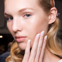 Model präsentiert natürliches Make-up Backstage bei Fashion Week
