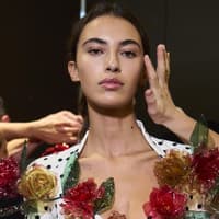 Model auf Balmain Fashion Show im Kleid und mit glossy Lippen