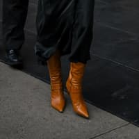 Emily Ratajkowski trägt braune Stiefel Emily Ratajkowski trägt braune Stiefel