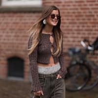 Frau in braunem Cardigan