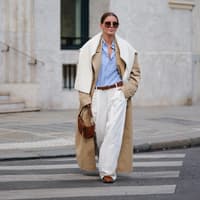 Frau in edlem Look mit Trenchcoat