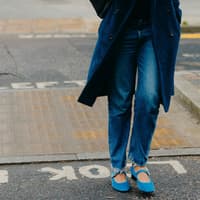 Frau in Jeans spaziert durch London Frau in Jeans spaziert durch London