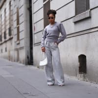 Dieser Pullover von C&A ist der einzige, den du im Winter brauchst Frau mit Pullover