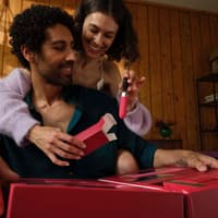 Paar öffnet erotischen Adventskalender Paar öffnet erotischen Adventskalender