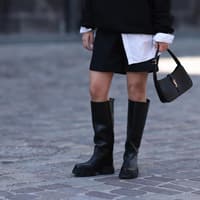 Frau mit schwarzen Stiefeln