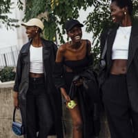 Drei stylische Frauen in schlichten, schönen Looks