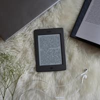 E-Book Flatlay mit Kopfhörern
