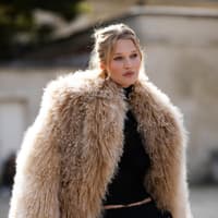 Frau im Fellmantel