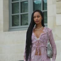 Frau in rosafarbenem Outfit