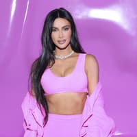 Unterwäsche-Trends: Kim Kardashian launcht Nippel-BH Kim Kardashian trägt pinken Sport-BH