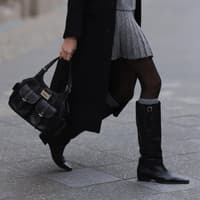 Celine Bethmann trägt schwarze Stiefel