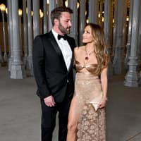 Jennifer Lopez Ben Affleck auf LACMA Art + Film Gala Gucci Kleid