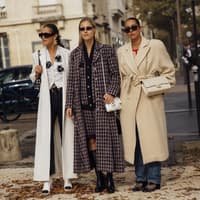 drei stylische Frauen Paris Fashion Week