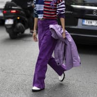 Streetstyle Frau trägt auf Paris Fashion Week violette Kleidung aus Pullover Jacke und Hose
