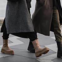 Zwei Frauen gehen mit herbstlichen Outfits spazieren