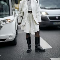 Frau auf Paris Fashion Week mit klobigen schwarzen Boots