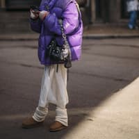 Frau trägt auf Copenhagen Fashion Week braune UGG Boots