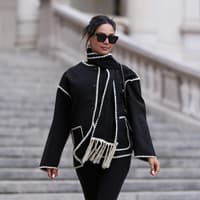 Frau mit Schal in Schwarz