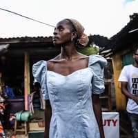 Nachhaltigkeitsmaßnahmen, die in 2024 eintreten Frau im blauen Kleid