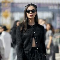 Frau im schwarzen Cardigan