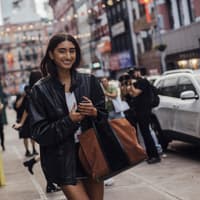 Frau mit großer Tasche