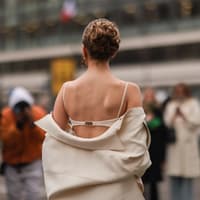 Frau von hinten in elegantem Outfit