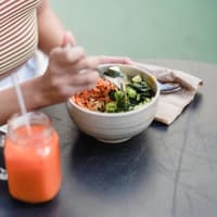 Frau. mit gesundem Salat und Smoothie