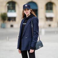 Frau trägt Hoodie unter Blazer